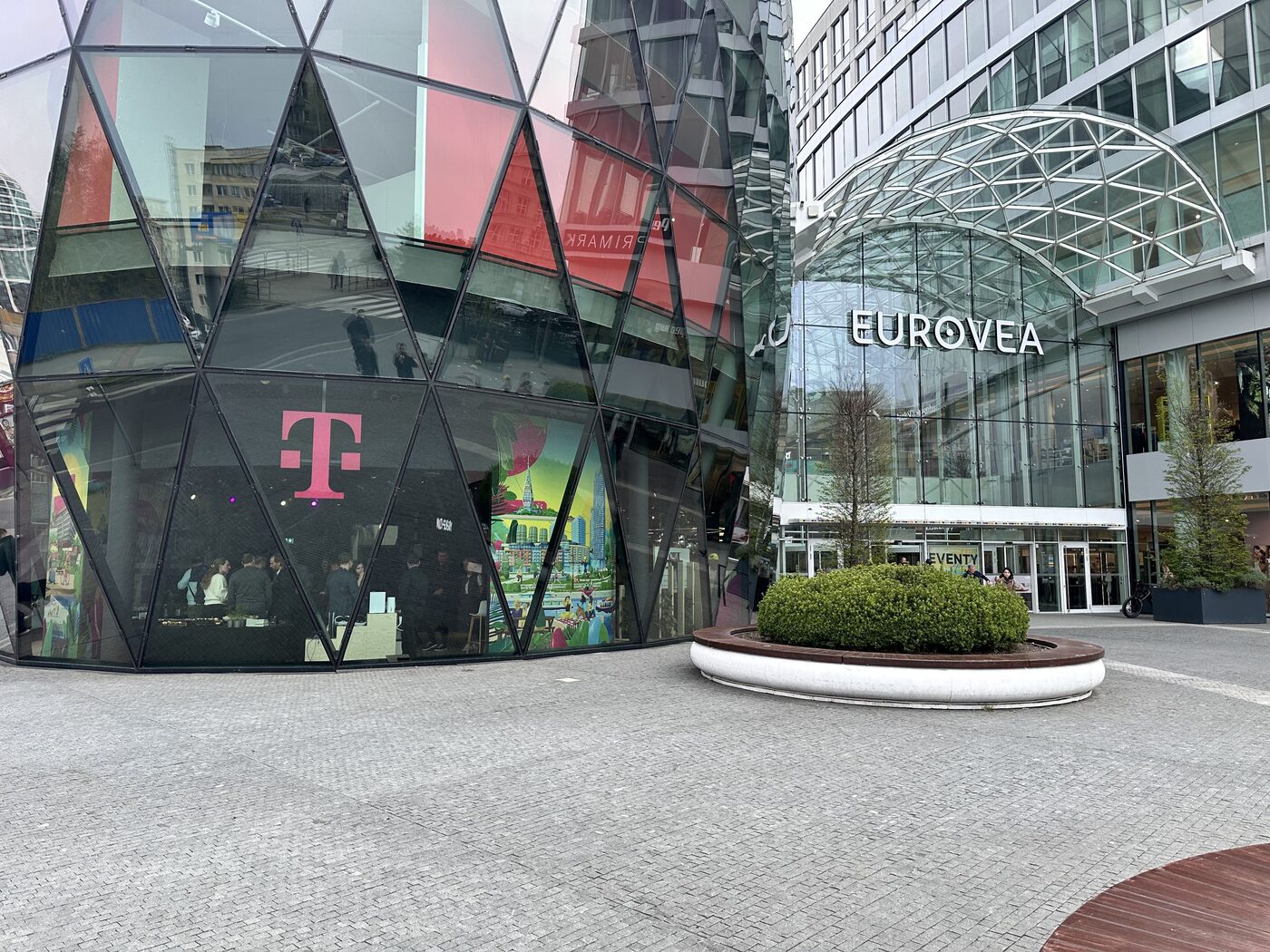 Budova Telekom (budova Vajíčko) pri Eurovea zvonka